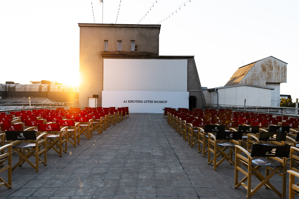 Film za koji je muziku komponovao Vlada Divljan, dobio novo ruho: "Šest dana juna" na krovu Doma vojske (FOTO)