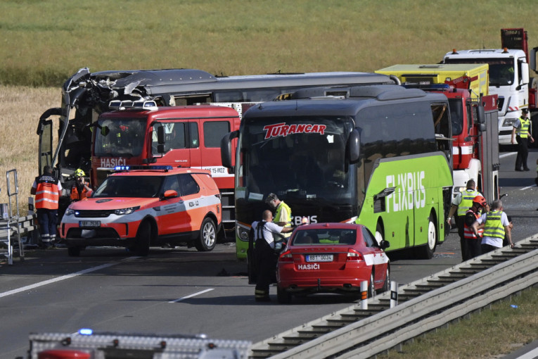 Sudar dva autobusa u Češkoj: Jedna osoba je poginula, a oko 50 povređeno - putnici su helikopterima prevezeni do bolnice