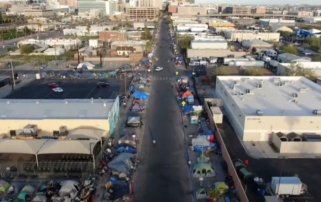 "Pljačkali su me i napadali, ali je vrućina ta koja ubija": Beskućnik opisao kakav pakao vlada u Finiksu (VIDEO)