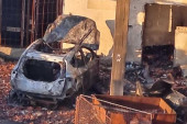 Vatra progutala auto i deo porodične kuće: Vlasnik ubeđen da je podmetnut, a sve je povezano sa "Kremanskim proročanstvom"!