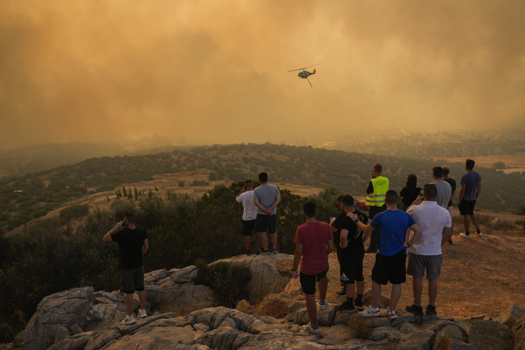 Ako krećete u Grčku na letovanje obratite pažnju na prognozu i upozorenje: Besne novi požari, naređena evakuacija