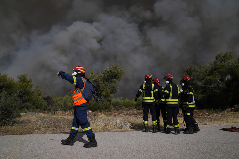 Vatrogasci u Grčkoj i danas vode borbu s požarima na tri fronta