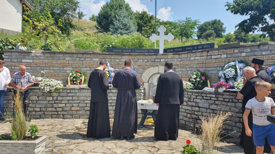 Obeležena tužna godišnjica stradanja Srba i Roma u Orahovcu: Položeno cveće, upaljene sveće za mučenike