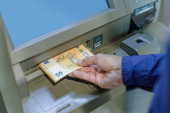 Juriš na bankomate: Ljudi pohrlili da podignu neočekivani „poklon“ banke