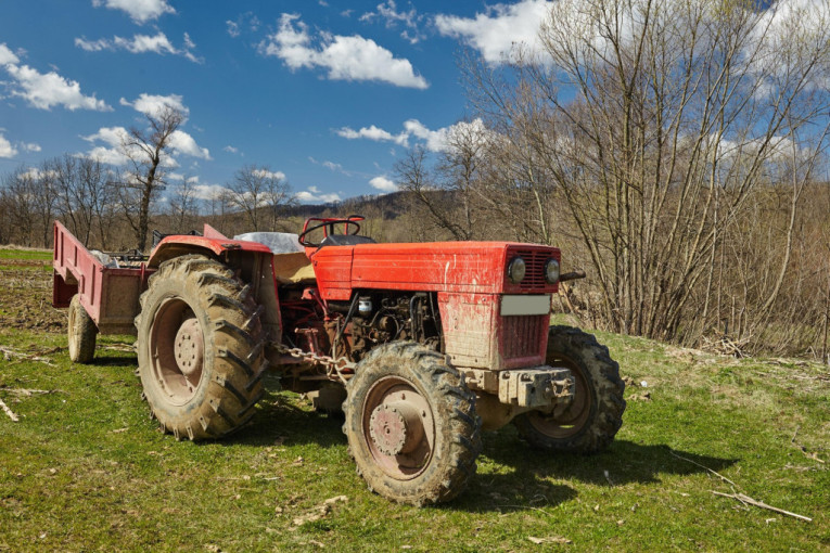 Ukrali i traktor: Lopovi danima iznosili vredne stvari iz domaćinstva Nikolića kod Prokuplja