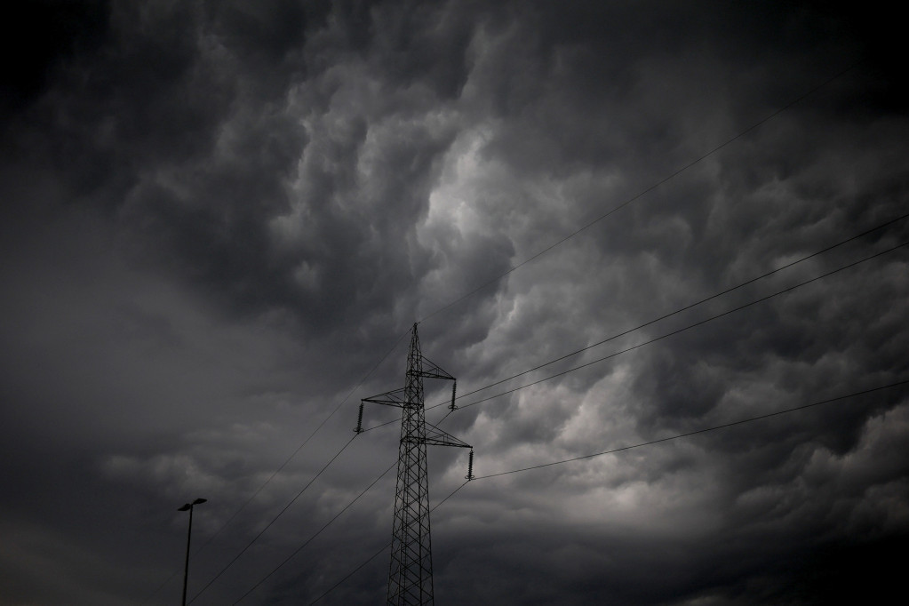 Snažna oluja u Austriji ide prema Sloveniji i Srbiji: Na snazi je crveni meteoalarm, evo kada nevreme stiže u našu zemlju! (FOTO)