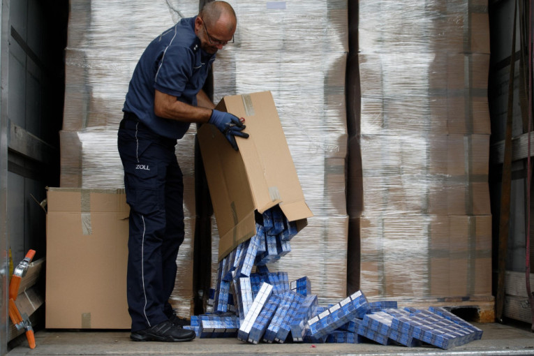 Teška krađa u Kraljevu: Obili kamion, ukrali 100.000 paklica cigareta
