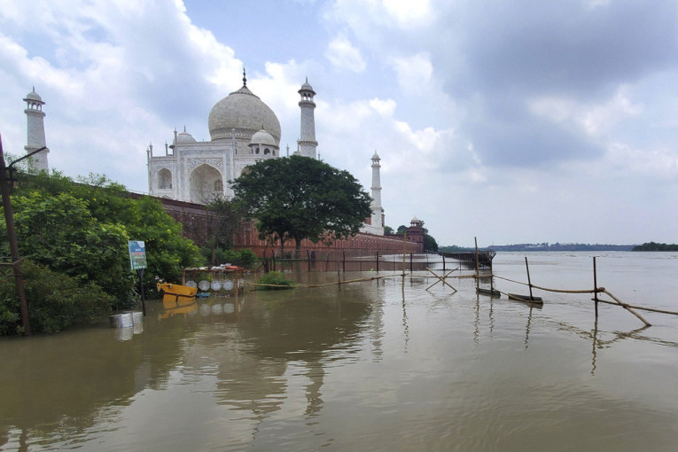 Poplave u Indiji ugrozile i Tadž Mahal: Voda stigla do zidova mauzoleja (VIDEO)