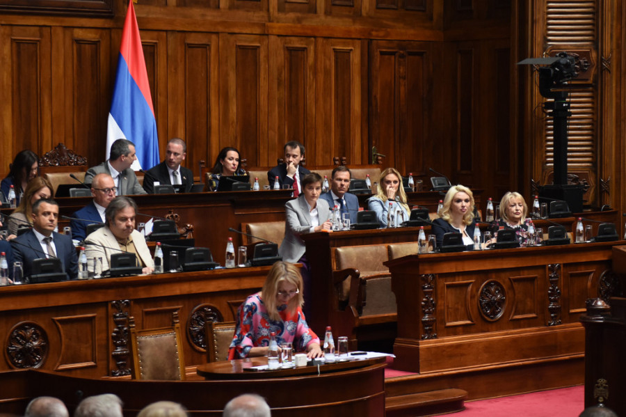 Premijerka Brnabić u Skupštini obrazlaže predloge zakona o finansijskoj pomoći države: Za decu 87 milijardi dinara