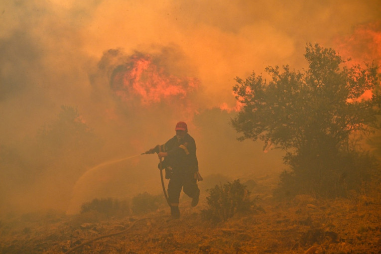 Požar na Rodosu van kontrole! Vatrogasci celu noć pokušavali da ga ugase, on se još jače razbuktao (VIDEO/FOTO)