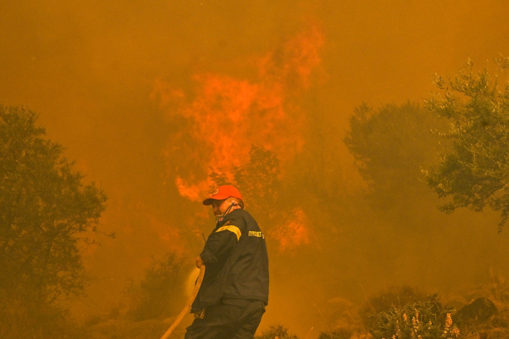 Grčki vatrogasci nastavljaju borbu sa vatrenom stihijom: Ministar ističe da su neki požari podmetnuti namerno!
