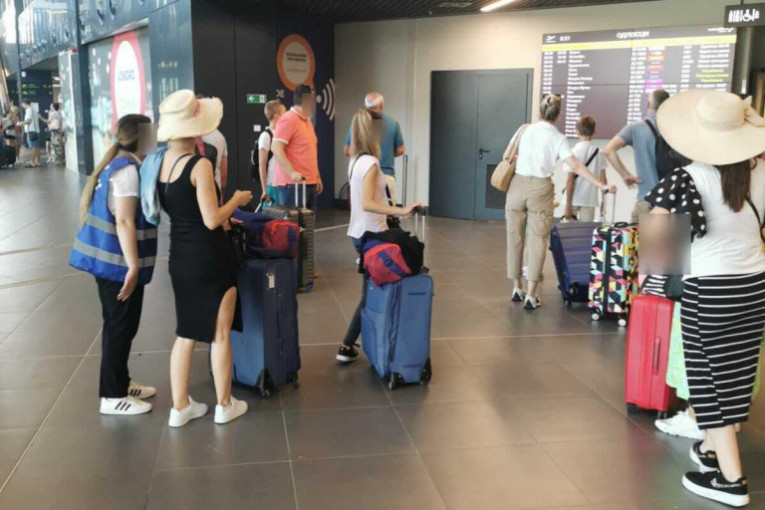 Vesić najavio novu uslugu na aerodromu: Ljubazni mladići i devojke pomažu putnicima
