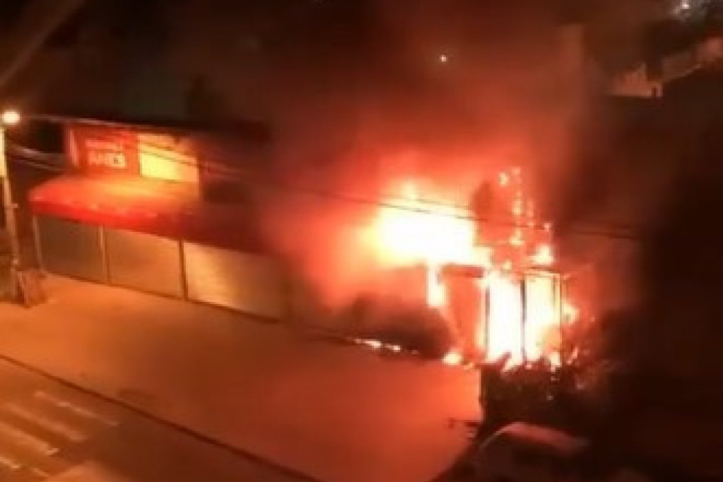 Umalo tragedija: Pogledajte kako vatra guta lokal u Novom Pazaru (VIDEO)