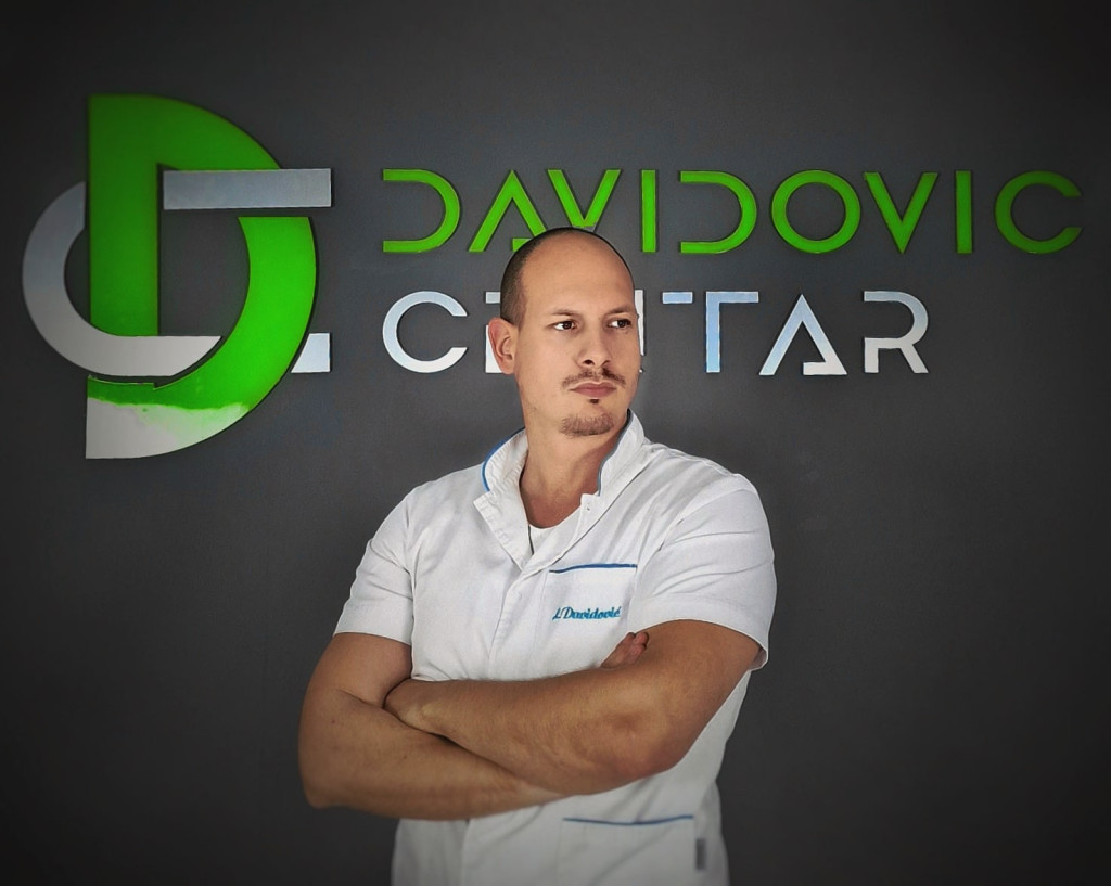 Lazar je majstor za "otključavanje" tela! U njegovoj ordinaciji sve puca dok leči, a ljudi psuju, plaču, smeju se... i odu srećni! (VIDEO)