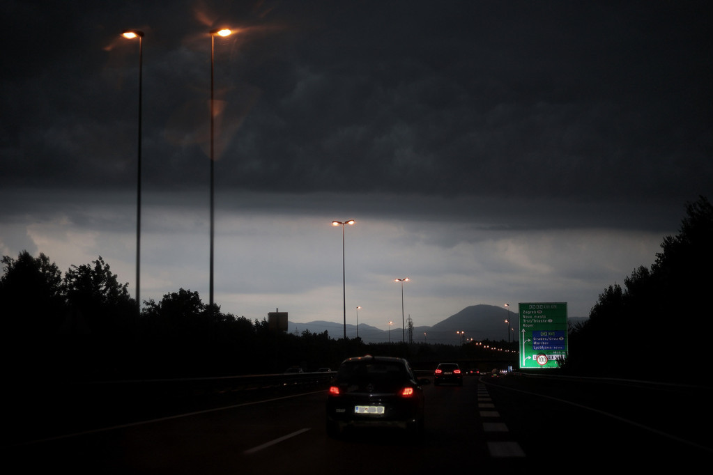 Apokaliptična scena u Puli: Nad gradom se nadvio crn oblak, vozila se zaustavila zbog jakog grada