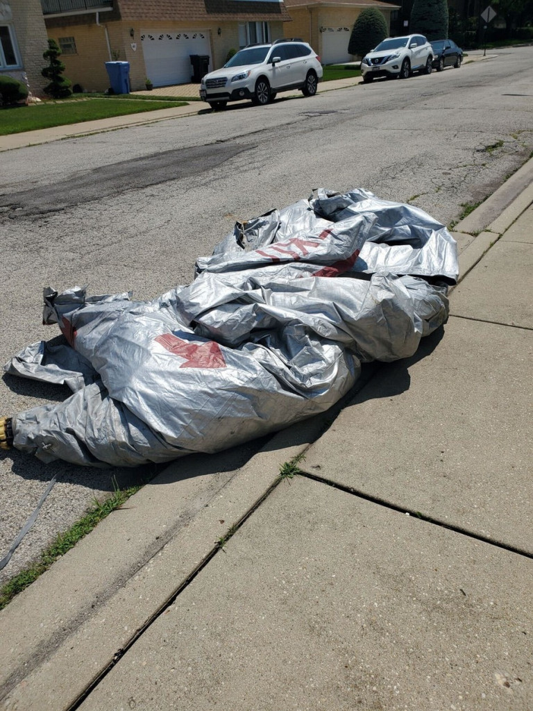Boingu usred leta otpao vazdušni tobogan i pao u jedno dvorište (VIDEO)