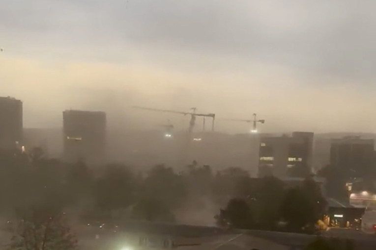 Jaki udari oluje! Pao kran na Novom Beogradu (VIDEO)