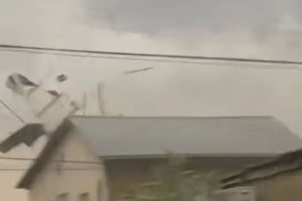 Dramatičan snimak iz Šapca: Snažno nevreme odnelo krov sa kuće! (VIDEO)