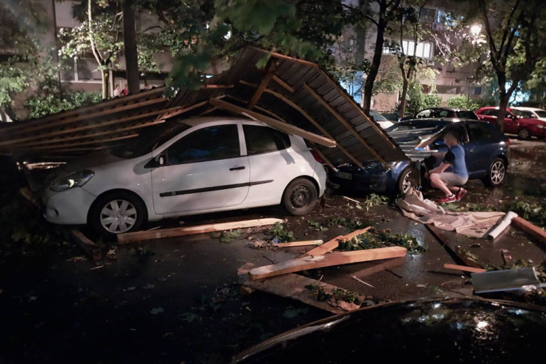 Kataklizma u Beogradu! Olujni vetar oborio limeni krov na Bulevaru Nikole Tesle, desetak automobila je uništeno! (VIDEO)