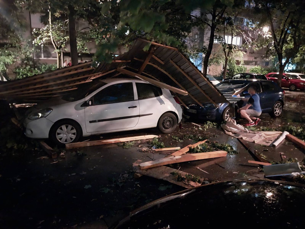 Važni saveti za ponašanje tokom strašnih oluja: Šta raditi ako ste napolju, a šta obavezno izbegavati