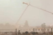 Oluja oborila kran sa radnikom u kabini! Snimak je zaprepastio sve građane, a jedna stvar mu je spasila život (VIDEO)