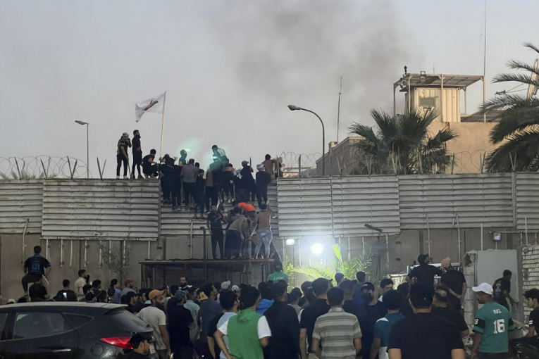 Više stotina demonstranata upalo u Ambasadu Švedske u Bagdadu: Zapalili deo zgrade zbog skrnavljenja Kurana! (FOTO)