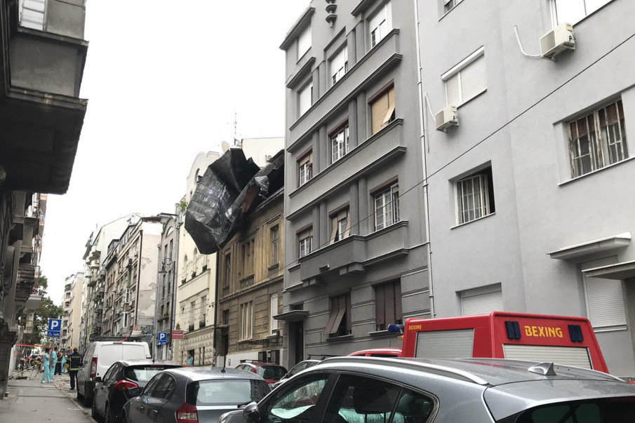 Superćelijska oluja napravila karambol na Vračaru: Jak vetar iščupao limeni krov sa jedne zgrade! (FOTO)