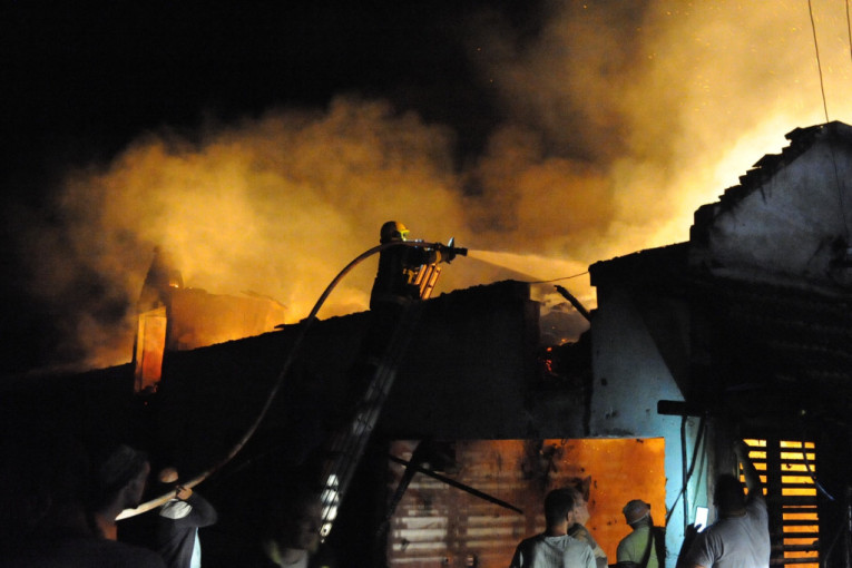 Udari groma izazvali 20 požara širom Srbije: Vatrogasci spasili 20 ljudi od superćelijske oluje (FOTO)