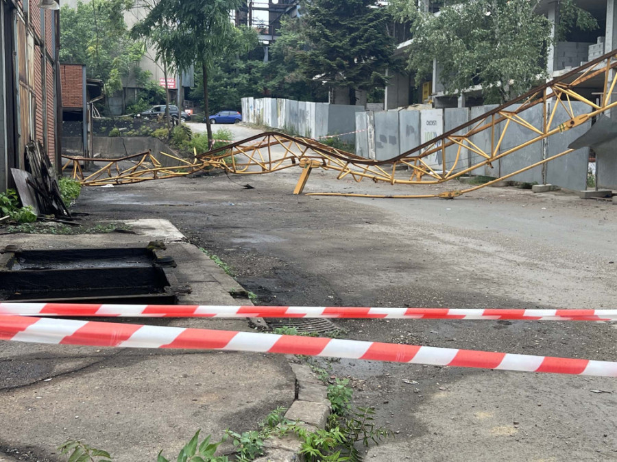 Orkanski vetrovi oborili dva "džina" na Novom Beogradu: Hitno ispitati zašto kranovi nisu bili bolje obezbeđeni (VIDEO)