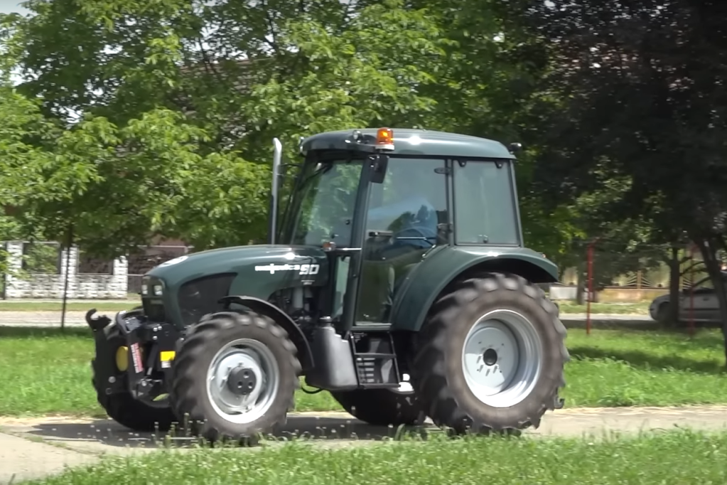 ORIGINAL SRPSKI Traktor "patriot“ sklopljen kod nas: Ima 90 konjskih snaga, 12 brzina, čak i klimu (VIDEO)