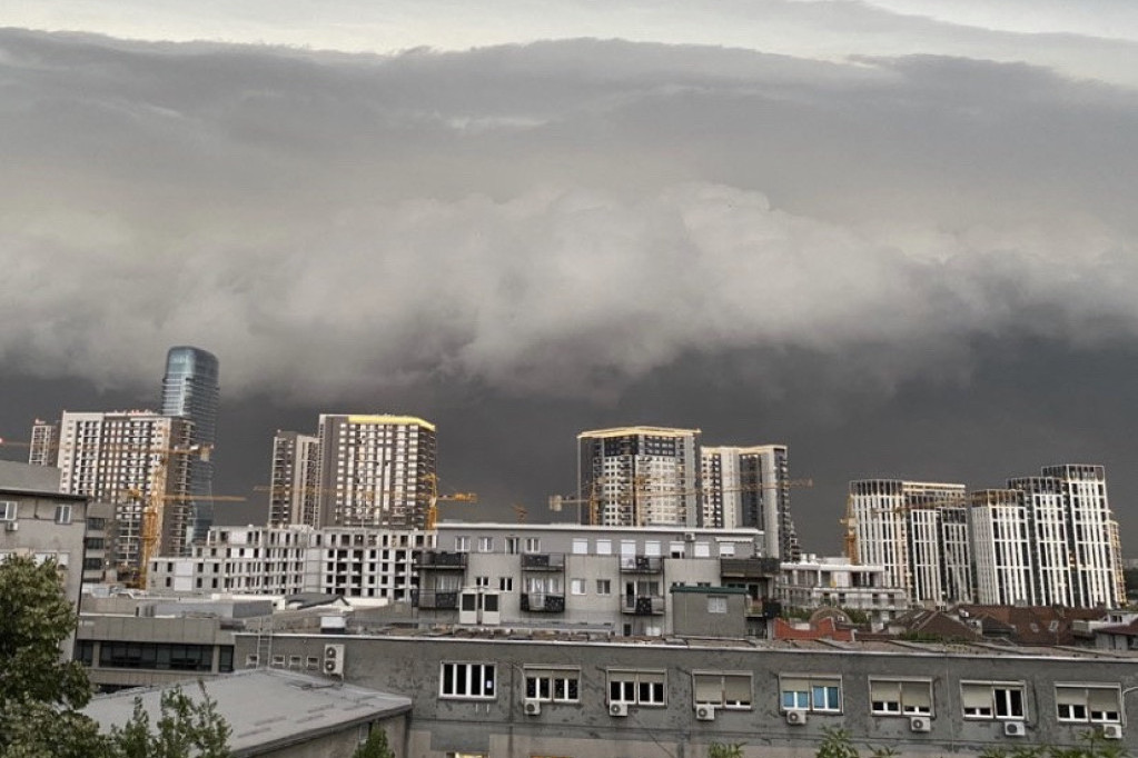 Nevreme u Beogradu: Grmi, munje paraju nebo, tmurni oblaci se nadvili nad gradom (VIDEO)