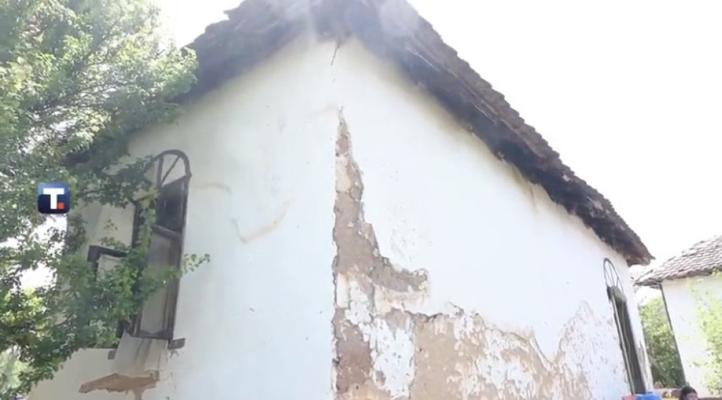 Mladi volonteri pritekli u pomoć Živkovićima iz Babušnice: Obnavljaju trošnu kuću koja preti da im se sruši na glavu