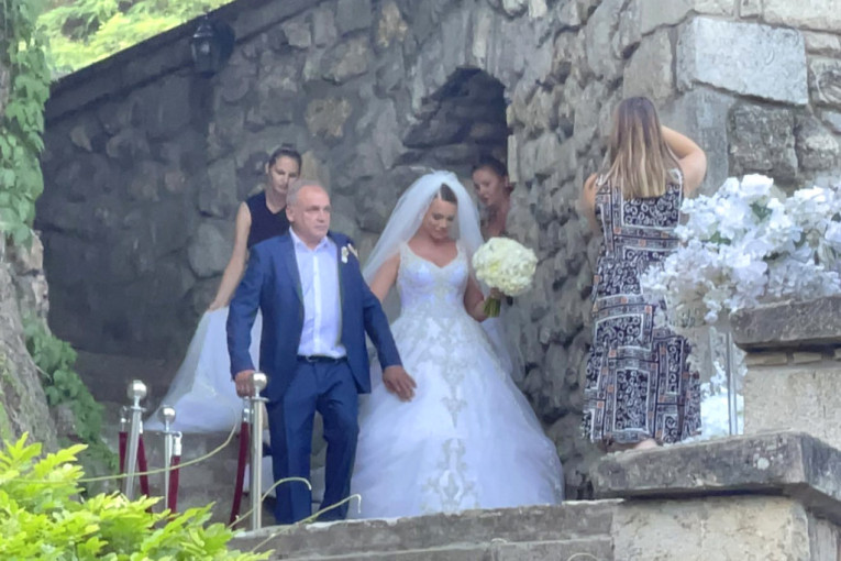 Prve fotografije Marije Mikić i Jovana Pantića s gala svadbe! Mlada blista u venčanici, mladoženja je čeka u stilu holivudske zvezde (VIDEO)
