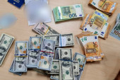 Uspešna akcija srpskih carinika: Pretresli "audi", pa u koferima pronašli više od 100.000 evra! (FOTO)
