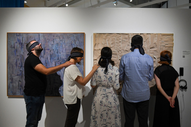 Zatvorite oči i doživite "Plavu izložbu": Vođenje na neviđeno u Muzeju savremene umetnosti (FOTO)