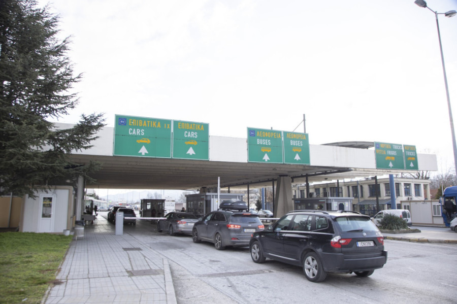 Srpski turisti krenuli iz Grčke, a onda je nastala agonija: Vodič im oduzeo pasoše, namerno ostavili devojku na granici!