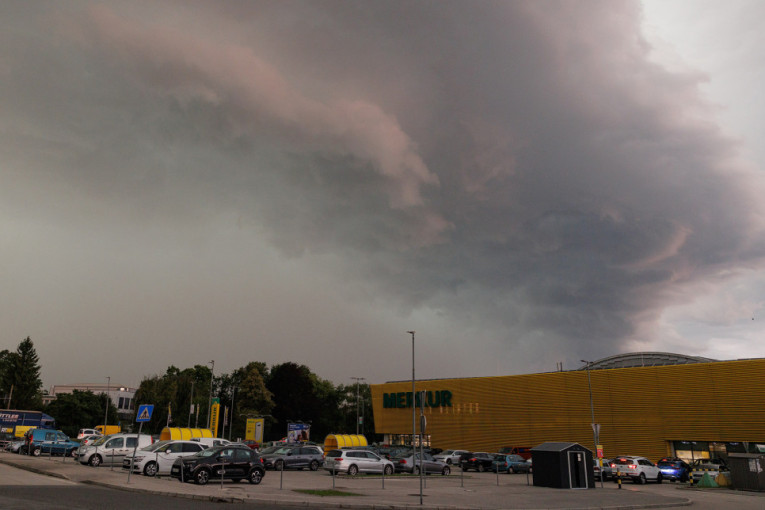Vojvodina i dalje može biti na udaru oluje, temperatura se spušta za 15 podelaka: RHMZ izdao novo upozorenje