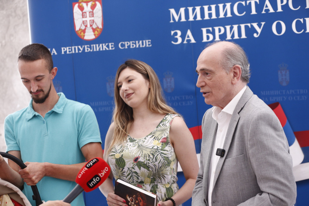 Dvehiljadita kuća na selu za Dijanu, Miloša i malog Vasilija (FOTO)