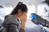 Pevač napravio haos u avionu: Posvađao se s devojkom, pa odbio da se skloni od nje, policajci morali da upotrebe elektrošoker (VIDEO)
