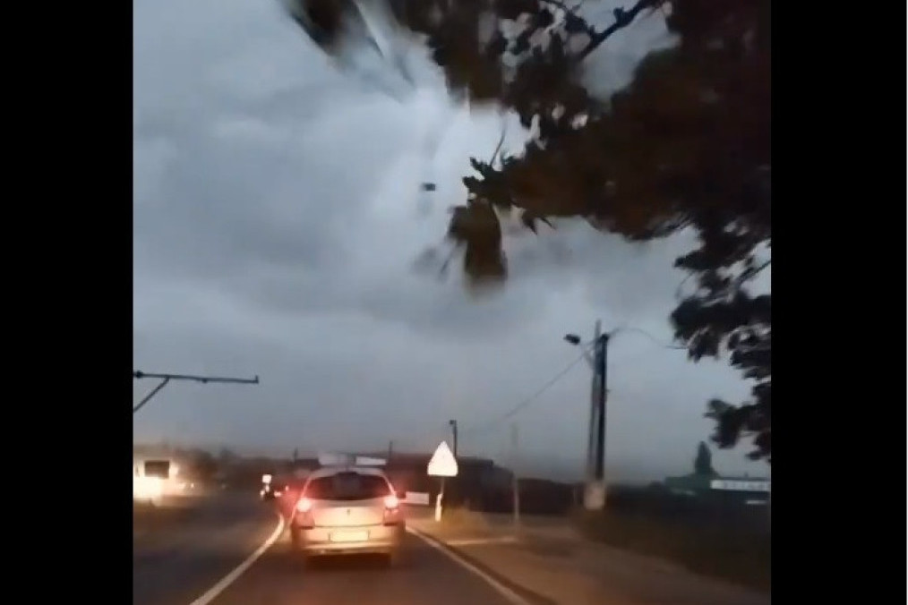 Oluja već počela da pravi haos! Težak karambol kod Lipovačke šume (VIDEO)