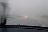 Jako nevreme uhvatilo vozača blizu granice sa Hrvatskom! Brisači jedva stižu da obrišu kišu (VIDEO)