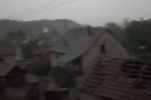 Oluja divlja u mestu Neštin! Nevreme odnelo crep sa krova (VIDEO)