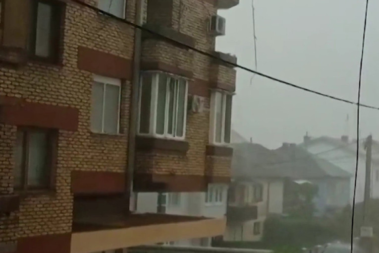 "Krovovi su leteli kao da su od papira, mislili smo da je smak sveta": Šamac je grad pokošen olujama