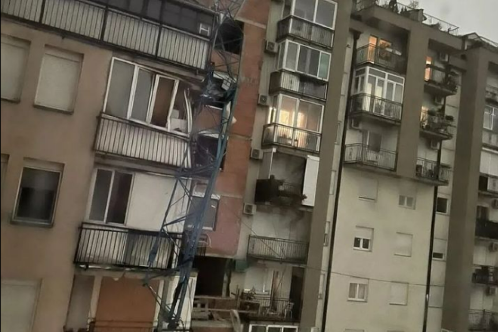 Dramatične scene u Novom Sadu! Kran pao na zgradu (VIDEO)