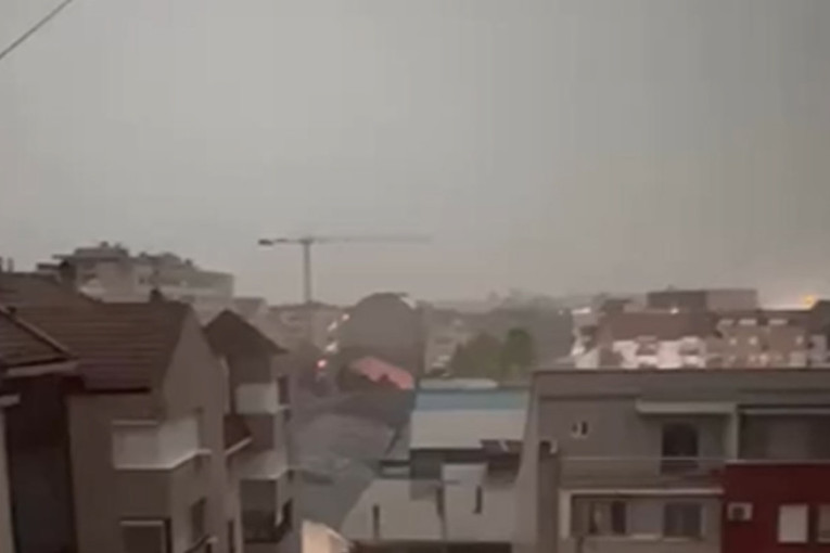 Novosađanin snimio trenutak udara groma! Munja "pocepala" nebo i obasjala ceo grad (VIDEO)