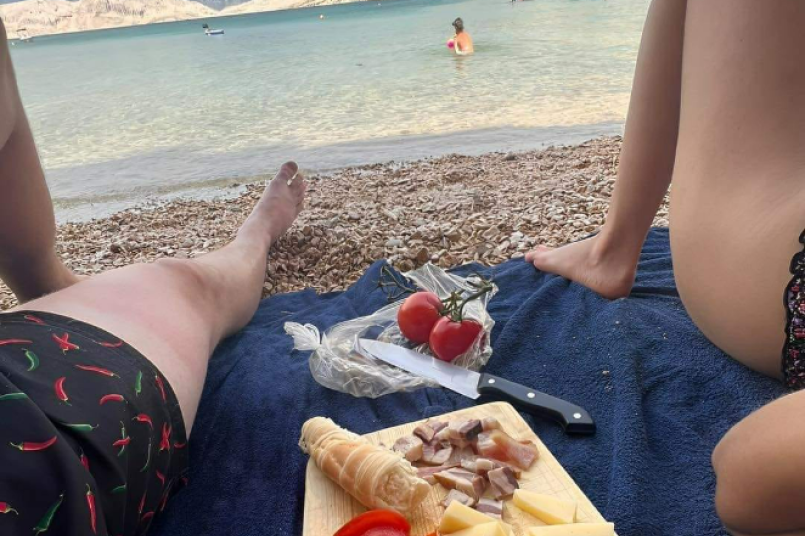 Gorica šokirala sve mrzitelje "paradajz turista": Na plažu donosi svoje namirnice i odbija restorane! (VIDEO)