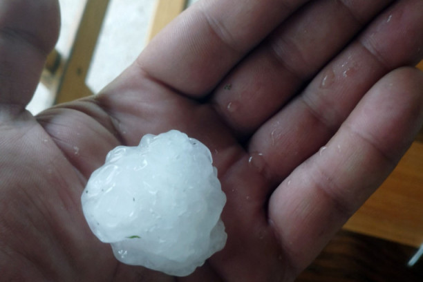 Zastrašujuće slike olujnog nevremena u Republici Srpskoj: Padao grad veličine oraha, oluja čupala drveće (FOTO)