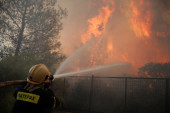 Borba sa vatrenom stihijom i dalje traje u Grčkoj: Izbila 64 nova šumska požara, vatra se približila kućama na Rodosu (FOTO/VIDEO)