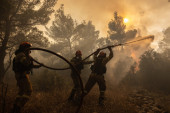 Požari bukte na još dva grčka ostrva! Vatrogasci alarmirani da obuzdaju vatru