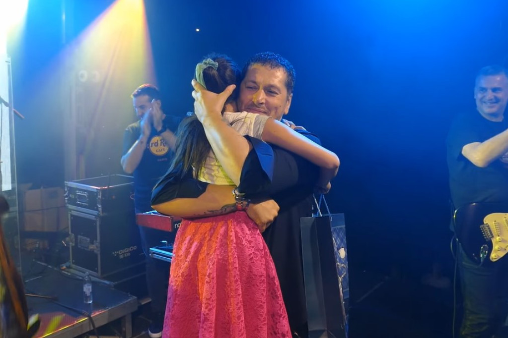 Prekinut koncert Aca Pejovića, pevač nije mogao da zadrži suze: Na sceni se pojavila devojčica kojoj je spasio život (VIDEO)